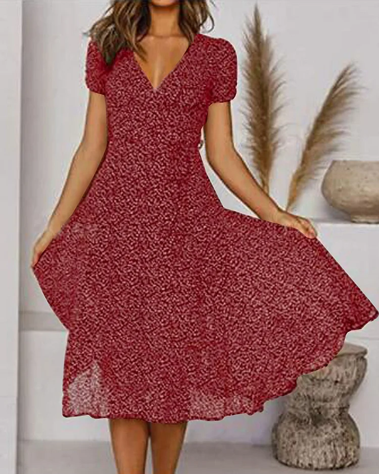 Drune | Kurzarm, gemustertes Chiffon-Kleid mit V-Ausschnitt