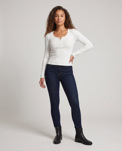 Damen Figurnahes Geripptes Langarm-Henleyshirt mit Zierknopfleiste und Zackenrand Drune