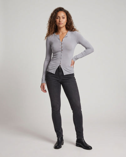 Damen Fein gestrickter taillierter Knopfcardigan mit asymmetrischem Saum Drune