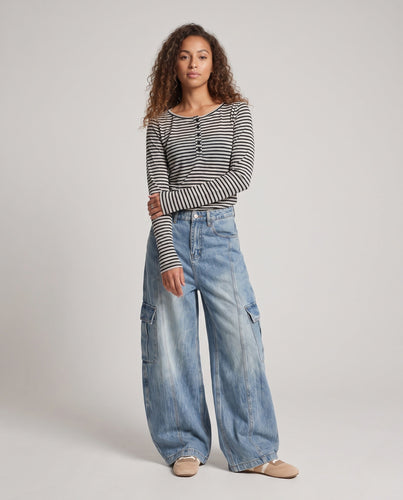 Damen Extraweite Palazzodenimhose mit Balloon‑Silhouette und großen Cargo‑Klappentaschen Drune