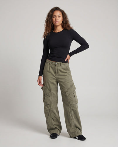 Damen weite Cargo-Hose mit tiefem Bund und großen Pattentaschen Drune