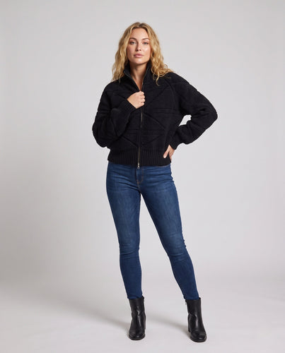 Damen Kurz geschnittene Strickjacke mit Reißverschluss, geripptem Stehkragen und geometrischer Steppstruktur Drune