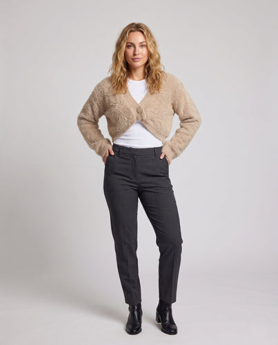Damen Kurzcardigan aus flauschigem Kunstfell‑Strick mit tiefem V‑Ausschnitt und Zierknopf Drune