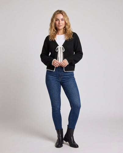 Damen Kurzcardigan im Boxy‑Schnitt mit Häkelkante und Zierschleife Drune