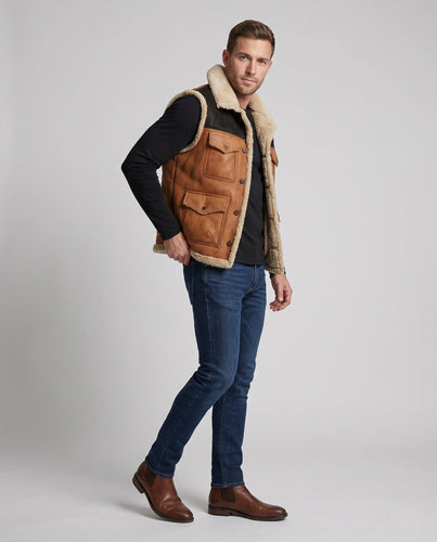 Herren Weste im Lammfell‑Look mit Teddyfutter, aufgesetzten Pattentaschen und hohem Kragen Drune
