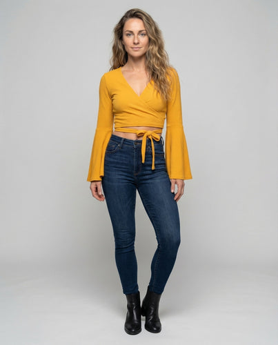 Damen kurzes Wickeltop mit Trompetenärmeln.
