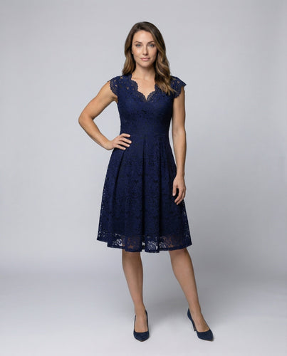 Damen knieumspielendes Spitzenkleid mit Tellerrock