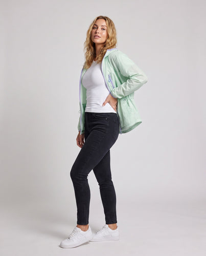 Damen nan leichte Kapuzen-Windjacke mit Packfunktion und verstellbarem Saum Drune