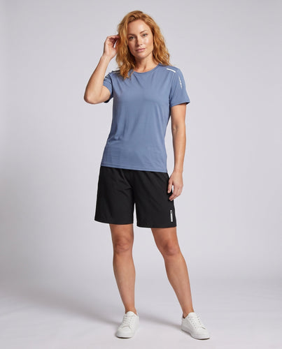 Damen sportliches Trainingsset mit atmungsaktivem T-Shirt und komfortablen Shorts Drune