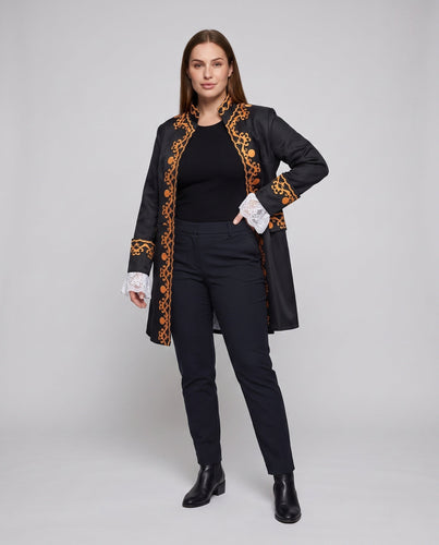 Damen historischer Frackmantel mit kunstvollen Verzierungen und eleganten Details Drune