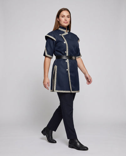 Damen historisches Kostümkleid mit kunstvollen Verzierungen und Gürtel Drune