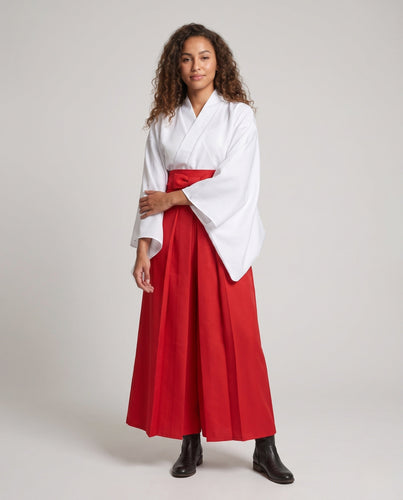 Damen historische Kimono-Robe mit goldenen Verzierungen und Accessoires Drune