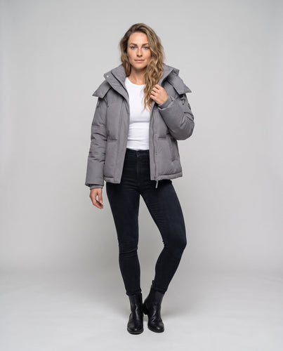 Damen Nan Boxy gepolsterte kurze gesteppte Anorak mit ergonomischer Kapuzenverzierung und extragroßen Klapptaschen