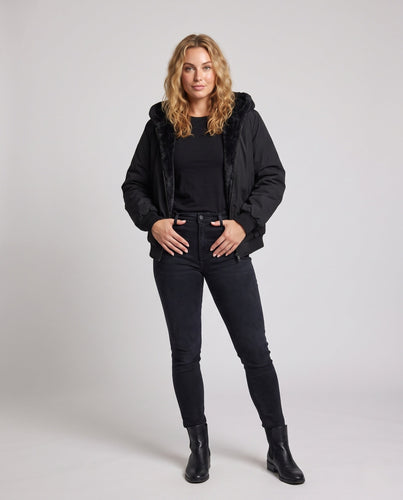 Damen gepolsterte Kapuzenbomberjacke mit warmem Teddyfutter und elastischen Rippbündchen