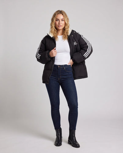 Damen gepolsterte sportliche oversized Pufferjacke mit Kapuzenbesatz, kontrastierenden Streifenärmeln und winddichter Außenschale