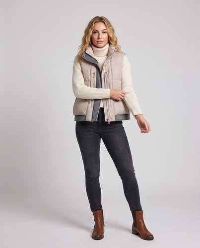Damen gesteppte ärmellose Weste mit hohem Kragen, Jeans-Look Innentasche und verdeckten Reißverschlusstaschen