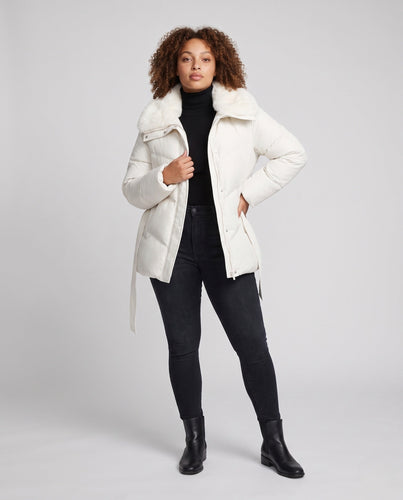 Damen gesteppte Winterjacke mit tailliertem Gürtel und abnehmbarer Kunstfellkapuze