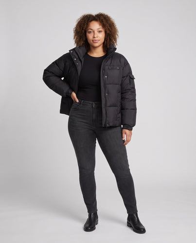 Damen Nano-Kompakt Boxy Ge quiltete Jacke mit hoch schließendem Stehkragen, verdecktem Reißverschluss und funktionaler Armtasche