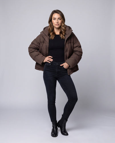 Damen kompakte gesteppte Jacke mit zusätzlicher voluminöser Kapuze und verdeckter Druckknopfblende