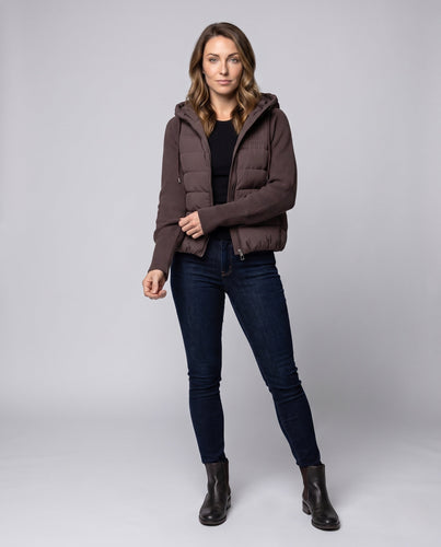 Damen kurz geschnittene gesteppte Hybridjacke mit Strickärmeln und Kapuze