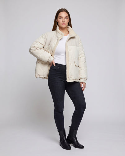 Damen kurze gesteppte Bomberjacke mit Teddyfutter, Kunstleder-Frontpaneelen und aufgesetzten Taschen