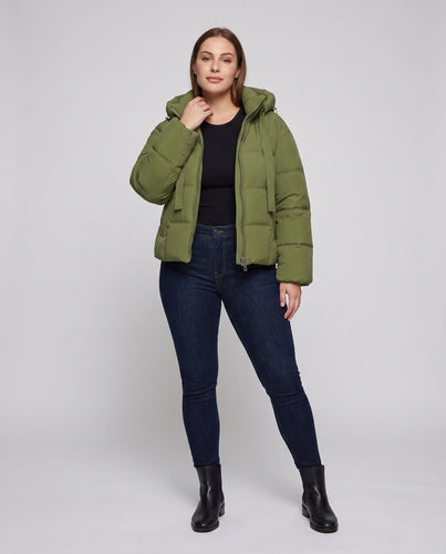 Damen Kurzsteppjacke in Daunenoptik mit extragroßer Kapuze und verdecktem Zwei-Wege-Reißverschluss
