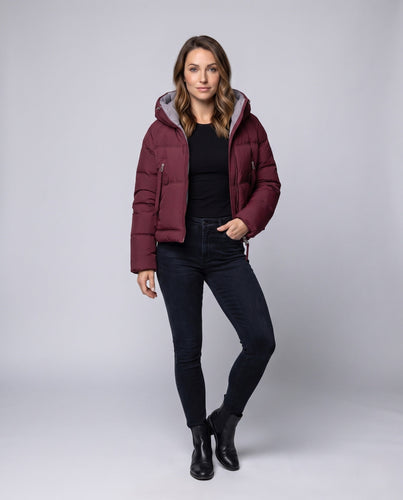 Damen kurze gesteppte Pufferjacke mit Kontrastfutter, gepolsterter Kapuze und Reißverschlusstaschen