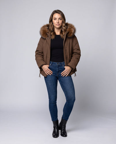 Damen kurze Isolationsjacke im boxy Schnitt mit voluminösem Kunstfellbesatz und funktionalen Klappentaschen