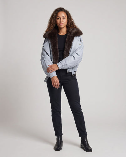 Damen kurze Leder Bikerjacke mit voluminösem Kunstfellkragen und tailliertem Bund