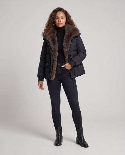 Damen kurze gesteppte Jacke mit voluminösem Kunstfellkragen und dekorativen Rüschentaschen