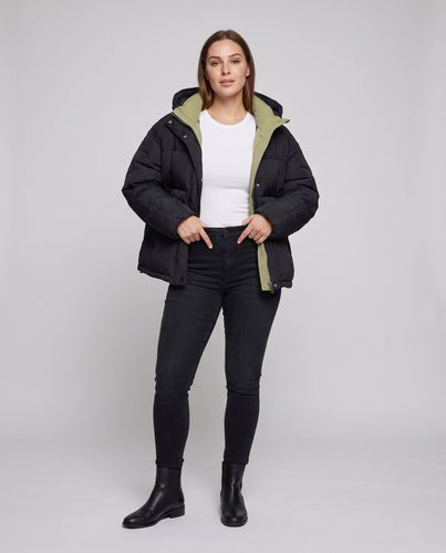 Damen kurze gepolsterte Stadt-Pufferjacke mit kontrastierendem Innenbesatz, Kapuze und isolierender Klimadämmung