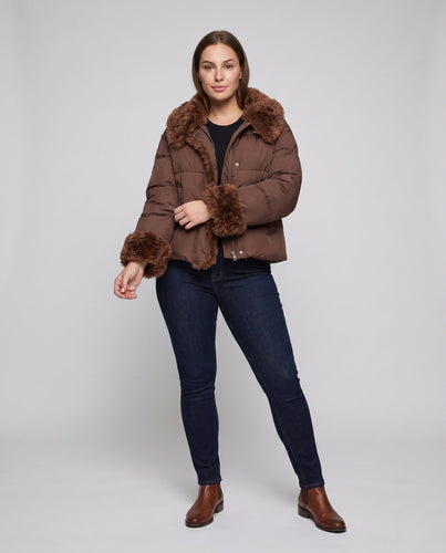Damen kurze gesteppte Jacke mit voluminösem Kunstfellkragen, Teddybesatz an den Ärmeln und verdeckter Knopfleiste
