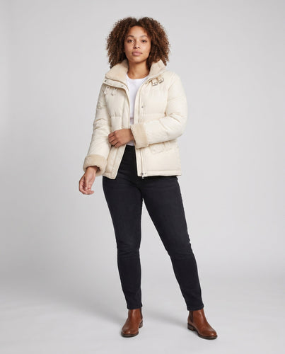 Damen kurze gepolsterte Steppjacke mit Teddykragen, umschlagbaren Ärmeln und Cargo-Taschen
