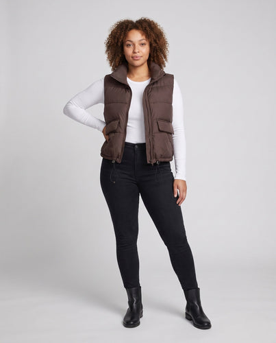 Damen kurze gep padded Steppweste mit hohem Stehkragen, zwei aufgesetzten Klappentaschen und verstellbarem Kordelzugsaum