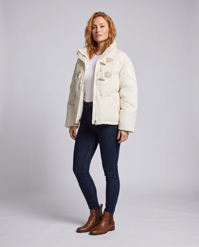 Damen kurze boxy Dufflejacke mit dekorativen Toggle-Verschlüssen, winddichtem Frontflap und verstellbaren Ärmelriegeln.