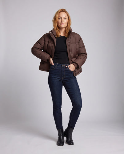 Damen kurze boxy Steppjacke mit ergonomischem Stehkragen und verdeckter Druckknopfblende