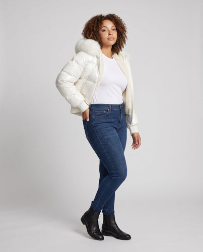 Damen kurze glänzende Pufferjacke mit übergroßer Kunstfellkapuze und Teddy-Futter