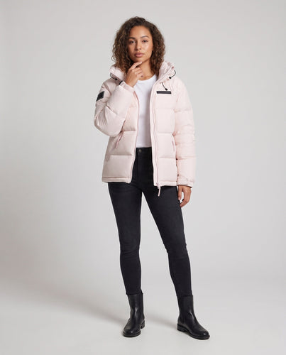 Damen kurze isolierende gesteppte Anorak mit minimalistischem Design, verdecktem Reißverschluss und verstellbarem Kapuze
