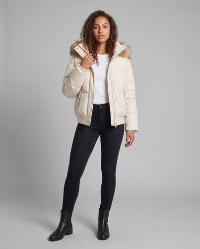 Damen kurze oversized Puffer-Bomberjacke mit abnehmbarem Kunstfellbesatz und verdecktem Reißverschluss.