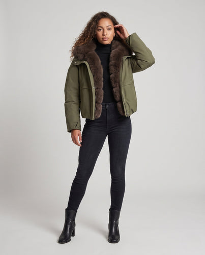Damen kurzes Parka mit voluminösem Kunstfellkragen, gepolstertem thermischem Futter und verdeckter Druckknopfleiste