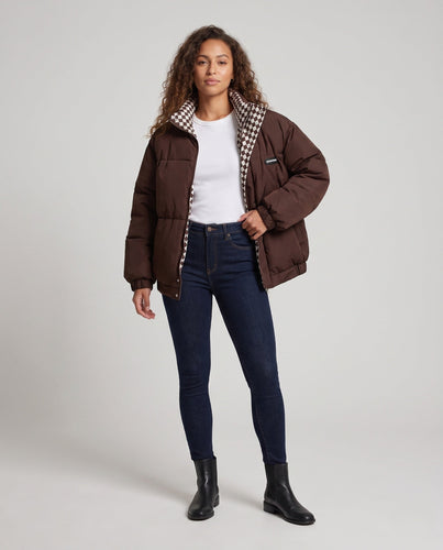 Damen kurze thermische Pufferjacke mit kariertem Wendefutter und hohem Stehkragen