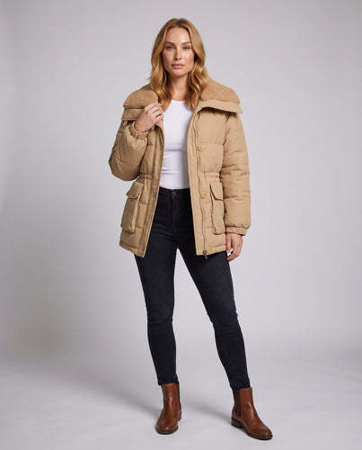 Damen Nan Short thermisch isolierte gesteppte Jacke mit Sherpa Schalkragen und großen Klappentaschen