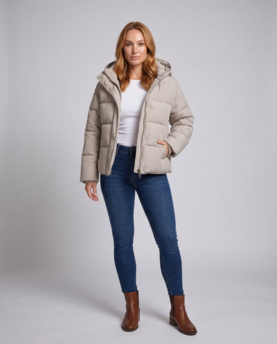 Damen kurze ultra-leichte Stadt-Pufferjacke mit ergonomischer Kapuze, Zwei-Wege-Reißverschluss und versteckten Seitentaschen