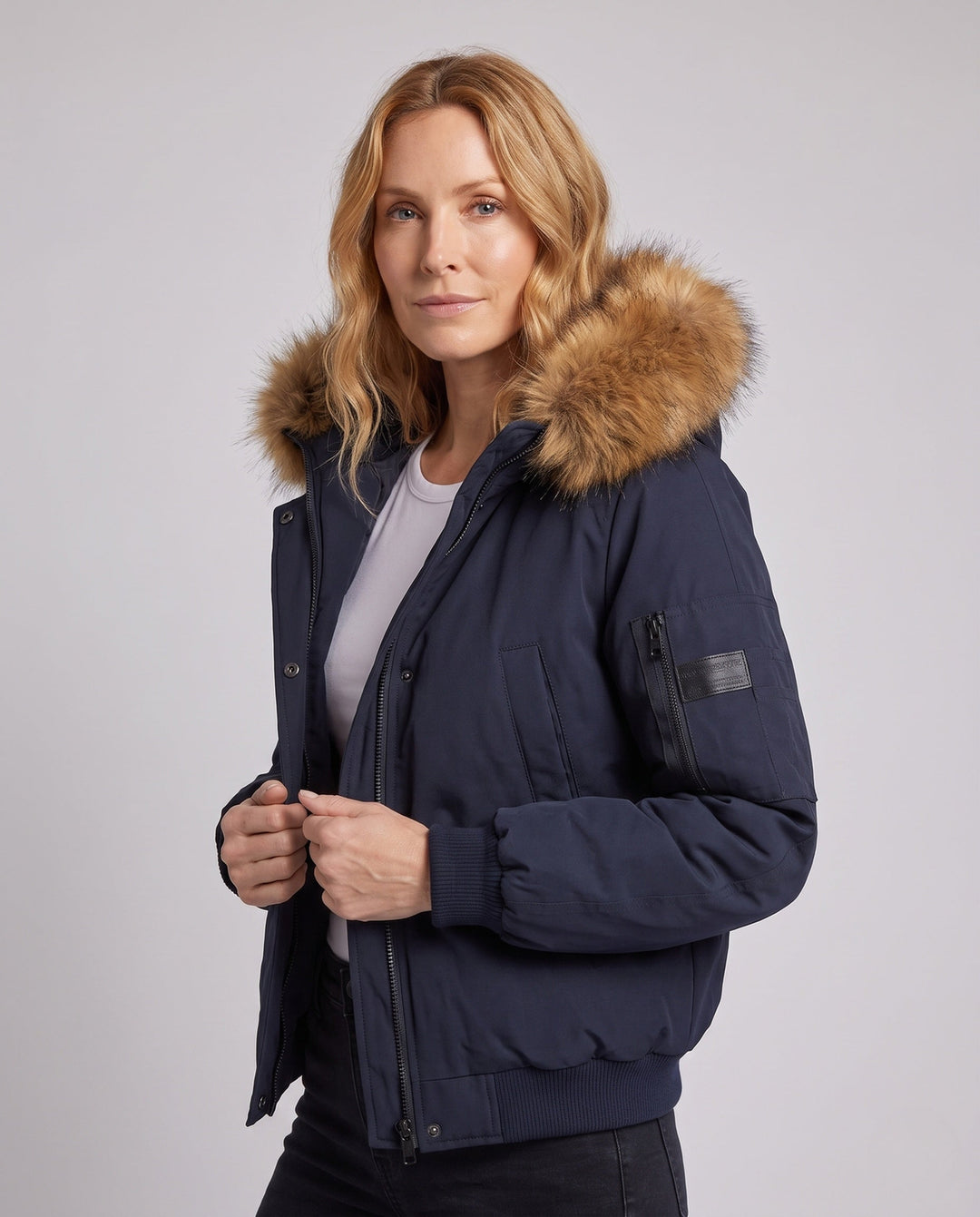 Damen kurze urbane thermische Parka mit abnehmbarem Kunstpelzbesatz, Raglanärmeln und verdecktem Zwei-Wege-Reißverschluss