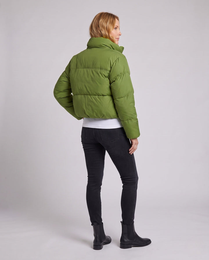 Damen kurze gepolsterte boxy Pufferjacke mit zweilagigem Stehkragen und verdecktem Reißverschluss.