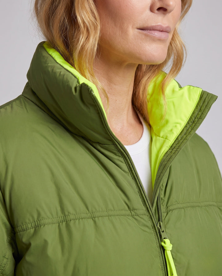 Damen kurze gepolsterte boxy Pufferjacke mit zweilagigem Stehkragen und verdecktem Reißverschluss.