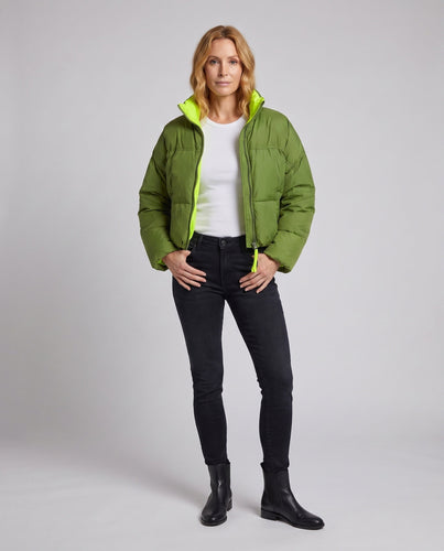 Damen kurze gepolsterte boxy Pufferjacke mit zweilagigem Stehkragen und verdecktem Reißverschluss.