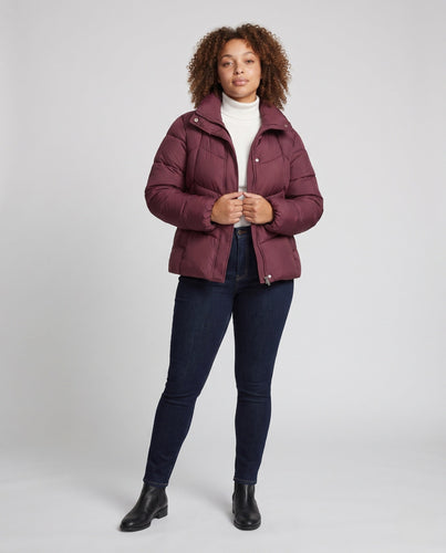 Damen kurze gepolsterte Stadt-Pufferjacke mit diskretem zweifachem Frontreißverschluss und ergonomischer Steppung