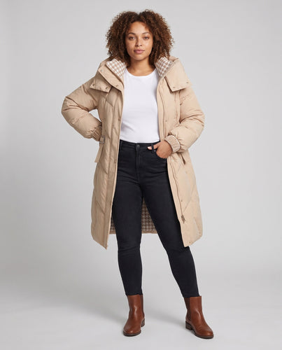 Damen mid-length Thermo Kapuzenmantel mit asymmetrischem Chevron-Steppdesign und winddichter Außenschicht