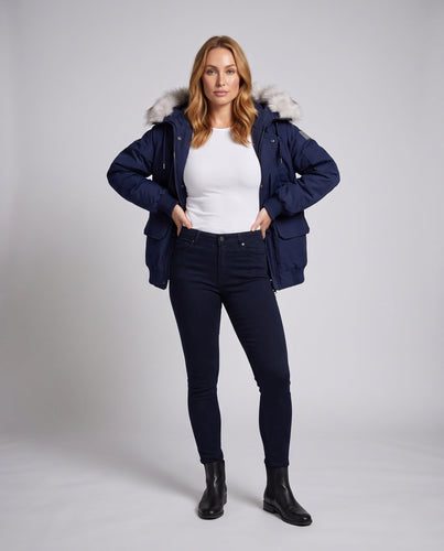 Damen Oversized-Parka mit voluminösem Kunstfellkapuze, multifunktionalen Taschen und thermischer Polsterung.